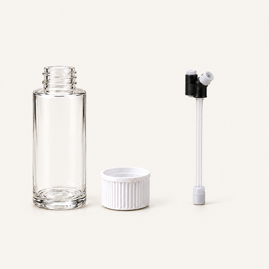 Nira Breeze reserveset met een leeg reservoir van 120 ml, witte afsluitdop en rechtopstaande verstuiver.
